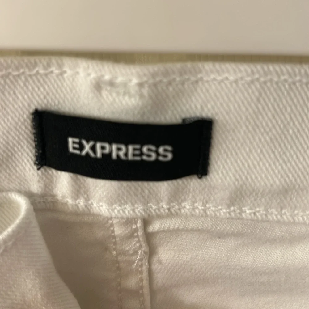 Express Women's White Distressed Jeans - Picture 5 of 6